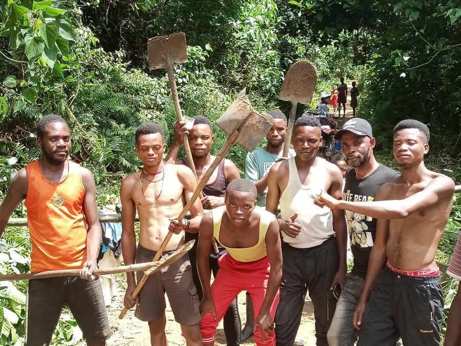 Villagers working on a road and demanding payment, shortly after the Lomami river